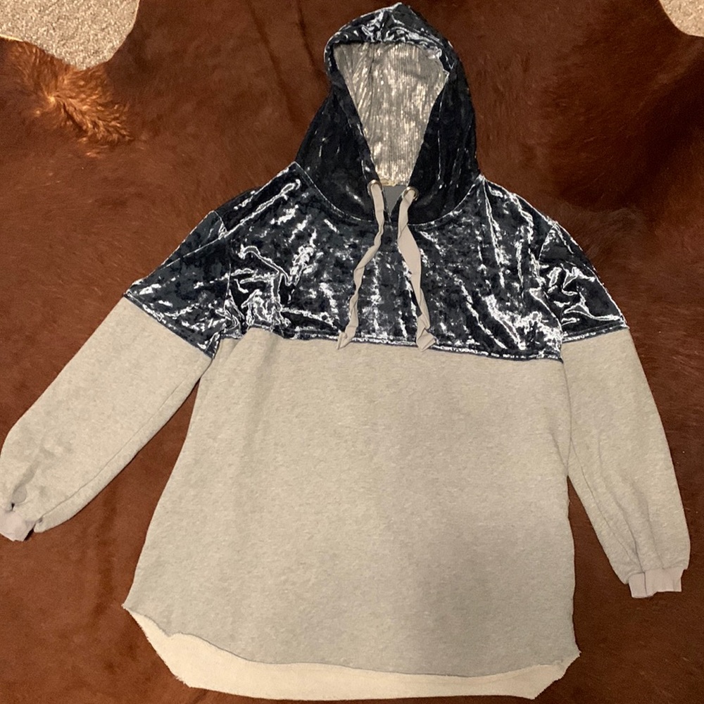 Gimmicks by BKE grey & blue sweatshirt. Size L.